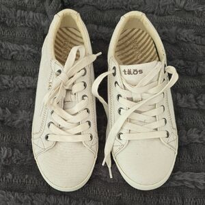 Taos Footwear Women's Off-White Canvas Sneakers